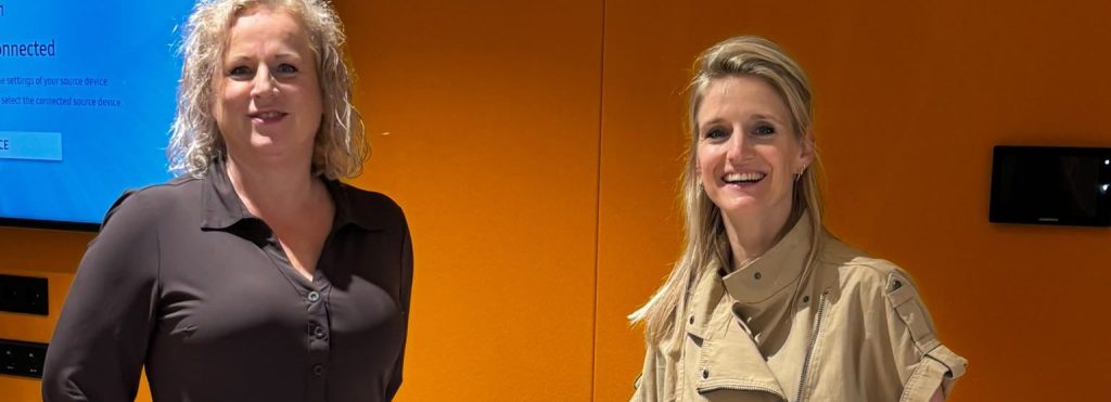 Mirjam den Boer en Marieke van Beurden bij de geurtestopstelling op de heidag van Koninklijke Kuijpers.